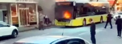 İETT otobüsü yolcularıyla seyir halindeyken yandı! Kalorifer kısmından alevler yükseldi