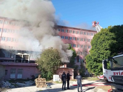 Adana'daki Yangin Devam Ediyor, Isçiler Kurtarildi