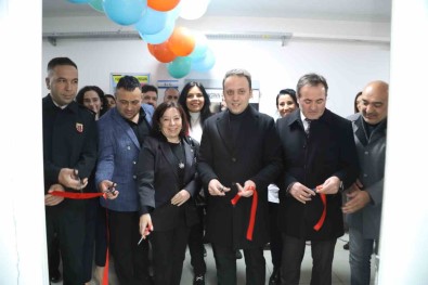 Kavak 19 Mayis Ortaokulu'na Kütüphane