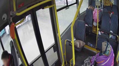 Yarali Depremzedeler, 7.6 Siddetindeki Depreme Minibüste Yakalandi