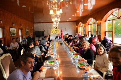 AK Parti Edremit'te Engellileri Unutmadi