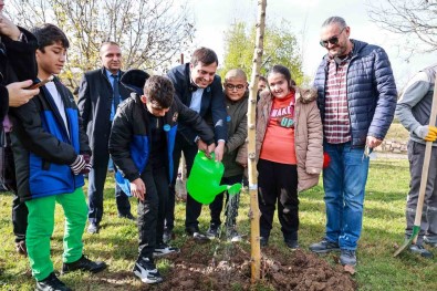 Gelecek Sevgiyle Yeseriyor