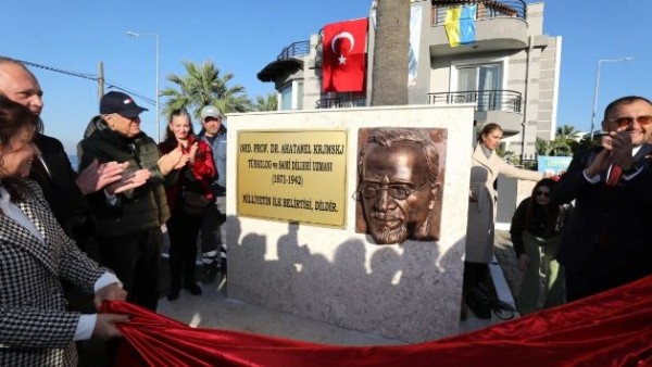 CHP'li Narlıdere Belediyesi'nden heykel hizmeti: Törenle açıldı