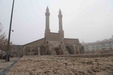 8 Asirlik Medreseye Sprey Boyayla Yazilan Yazilar, Cezasiz Kalmadi