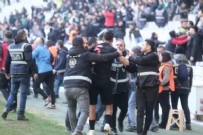 Bursaspor - Diyarbekirspor maçında saha karıştı