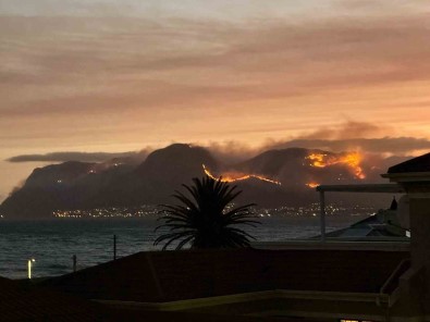 Güney Afrika Cumhuriyeti'nde Orman Yangini Açiklamasi 5 Yarali