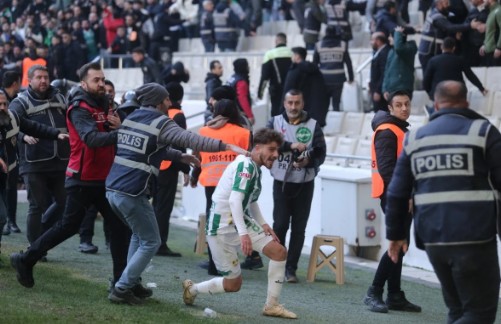 Bursaspor - Diyarbekirspor maçında saha karıştı