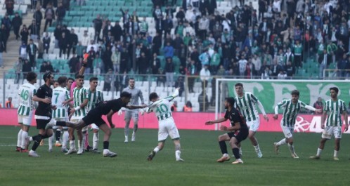 Bursaspor - Diyarbekirspor maçında saha karıştı