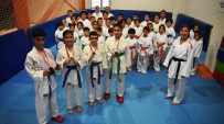 Bölgenin Ilk Kadin Karate Antrenörü Ayse Meryem Yazar, Bitlis'te Kiz Çocuklarina Egitim Veriyor