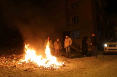 Deprem Korkusuyla Kendini Sokaga Atan Vatandaslar Ates Yakarak Isindi