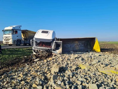 Seyir Halindeki Kamyon Devrilerek Yoldan Çikti