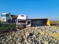 Seyir Halindeki Kamyon Devrilerek Yoldan Çikti