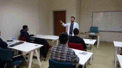 Tatvan Gençlik Merkezi'nde Egitimler Devam Ediyor