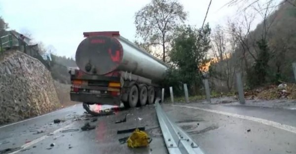 Sarıyer'de TIR kamyona çarptı: 1 ölü 2 yaralı!