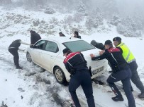 Mahsur Kalan Ögretmenleri Jandarma Kurtardi