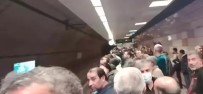 Metroda Meydana Gelen Ariza Yolculari Isyan Ettirdi