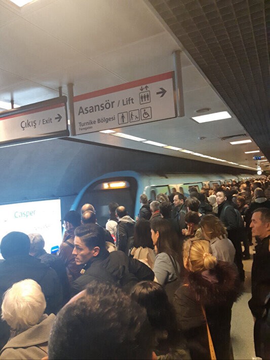 İmamoğlu yönetimindeki Metro İstanbul vatandaşı isyan ettiriyor: Arıza nedeniyle 45 dakika araçlarda mahsur kaldılar