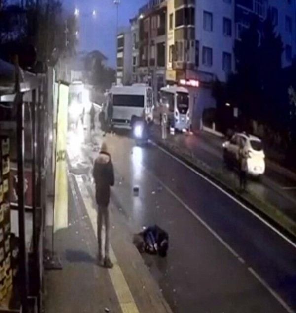 Tekirdağ'da yolcu minibüsü motosiklete çarptı metrelerce sürükledi: İki kişi yaralandı