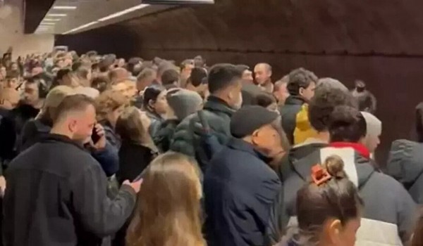 İmamoğlu yönetimindeki Metro İstanbul vatandaşı isyan ettiriyor: Arıza nedeniyle 45 dakika araçlarda mahsur kaldılar