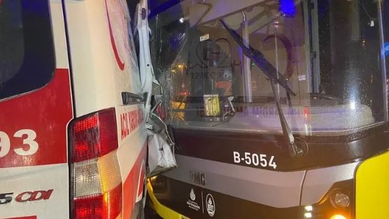 Bahçelievler'de İETT otobüsü ambulansa çarptı