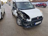 Arkadasini Almak Için Durdurdugu Aracina, Baska Araç Arkadan Çarpti