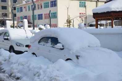 Beytüssebap'ta Kar Kalinligi Yer Yer 25 Santimetreyi Buldu