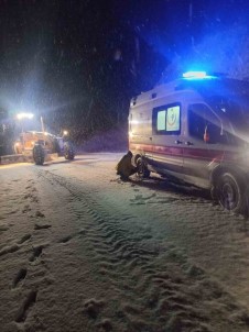 Kar Nedeniyle Köyde Mahsur Kalan Hasta Uzun Ugraslar Sonucu Hastaneye Kaldirildi