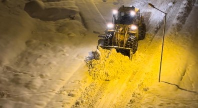 Yüksekova'da Kar Kalinligi 30 Santimetreyi Buldu, Ekipler Seferber Oldu