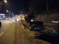 Kadiköy'de Kontrolden Çikan Otomobil Önündeki Araca Çarpip Bariyere Savruldu Açiklamasi 1 Yarali