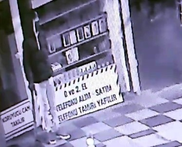 Maskeli Ve Eldivenli Hirsiz Polisten Kaçamadi