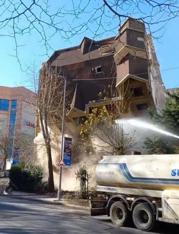 İstanbul'da yıkım sırasında bina caddeye çöktü
