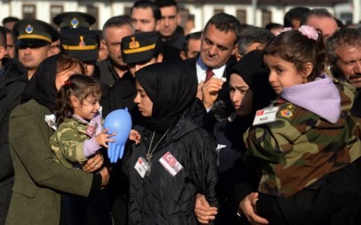 Şehit Çağatay Erenoğlu'nun acılı eşi cenazede güçlükle ayakta durdu