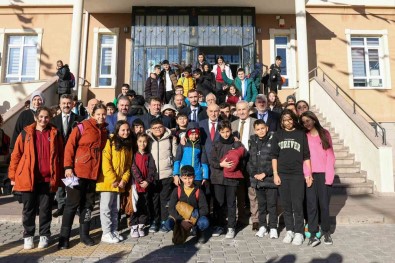 15 Temmuz Demokrasi Sehitleri Ortaokulu Yeni Hali Sahasina Kavustu