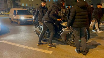 Kamyonet Motosiklete Çarpti Açiklamasi 2 Yarali