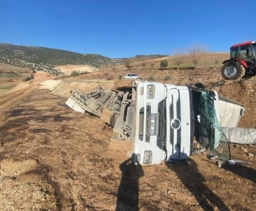 Kontrolden Çikan Tir Sarampole Devrildi Açiklamasi 1 Yarali