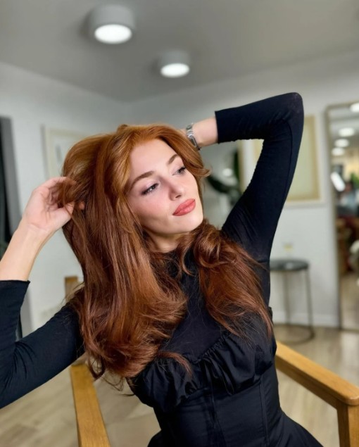 Hande Erçel kızıl oldu