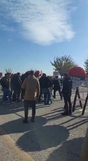 CHP'nin şehit cenazesine gönderdiği çelengi parçaladılar: Burada ne işi var! Kaldırın bunu