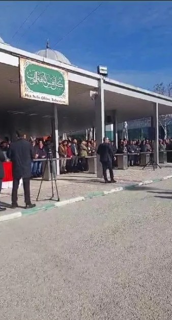 CHP'nin şehit cenazesine gönderdiği çelengi parçaladılar: Burada ne işi var! Kaldırın bunu