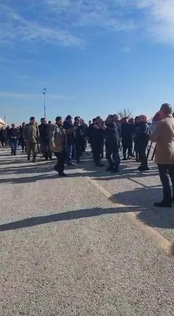 CHP'nin şehit cenazesine gönderdiği çelengi parçaladılar: Burada ne işi var! Kaldırın bunu