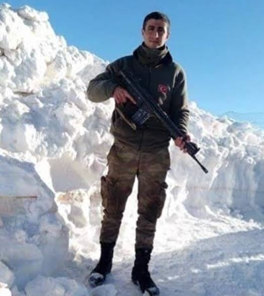 Şehit Çağatay Erenoğlu'nun acılı eşi cenazede güçlükle ayakta durdu