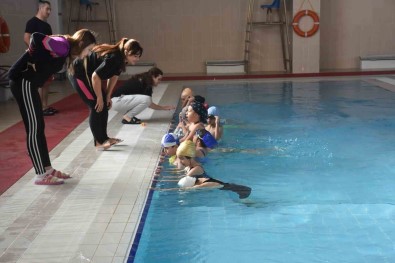 15 Bin Ögrenciye Yüzme Kursu Verildi