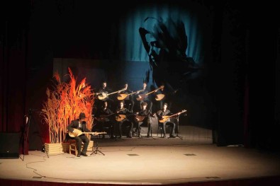 'Asik Veysel-Biyografik Türkülü Tiyatro Oyunu'na Büyük Ilgi