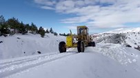 Kemah'ta Kar Temizleme Çalismalari Araliksiz Sürüyor