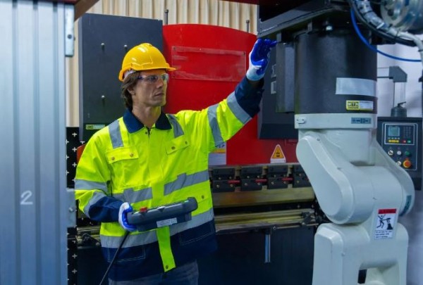 Tesla fabrikasında robotun çalışana saldırdığı ortaya çıktı