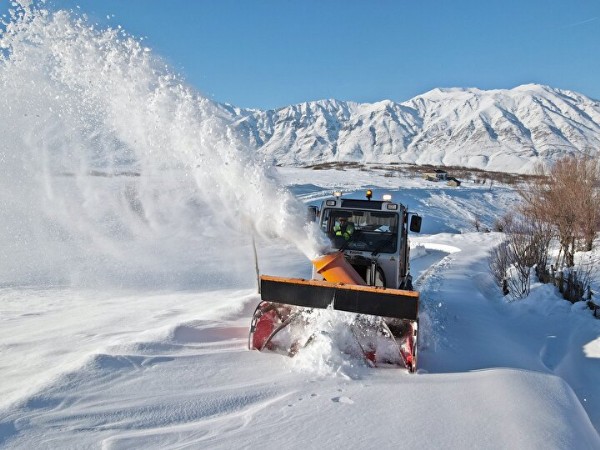 Kar yarım metreyi geçti: 303 köy yolu ulaşıma açıldı