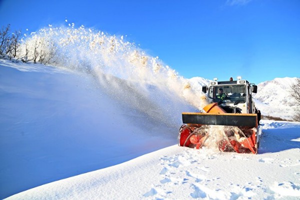 Kar yarım metreyi geçti: 303 köy yolu ulaşıma açıldı