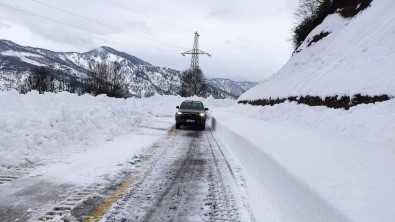 Artvin'de Kar Kalinligi 1,5 Metreyi Bulan Camili Yolu Ulasima Açildi