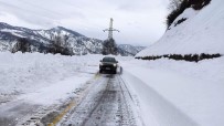 Artvin'de Kar Kalinligi 1,5 Metreyi Bulan Camili Yolu Ulasima Açildi Haberi