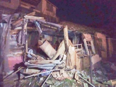 Edirne'de Kerpiç Ev Çöktü, Yasli Kadin Son Anda Kurtuldu