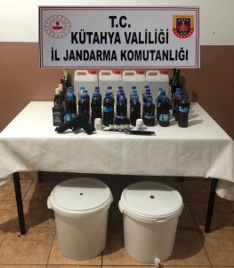 Gediz'de 25 Litre Sahte El Yapimi Alkollü Içki Ele Geçirildi